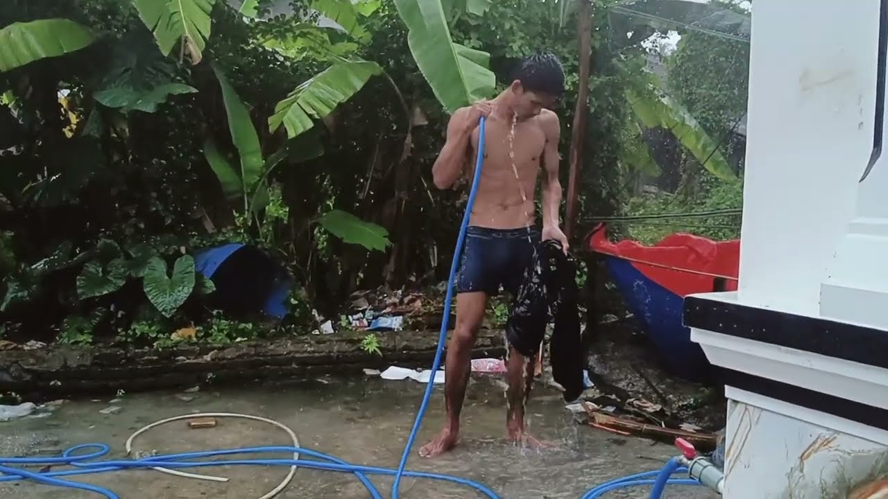 Bujang desa intends to drain the fish pond but ends up bathing in rainwater 