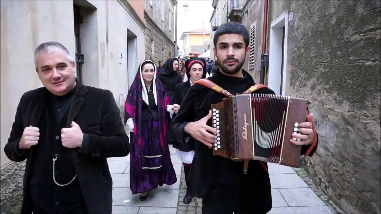 Musica itinerante con Luca e Tonio Schirru Mandas 15 12 2019 p 1