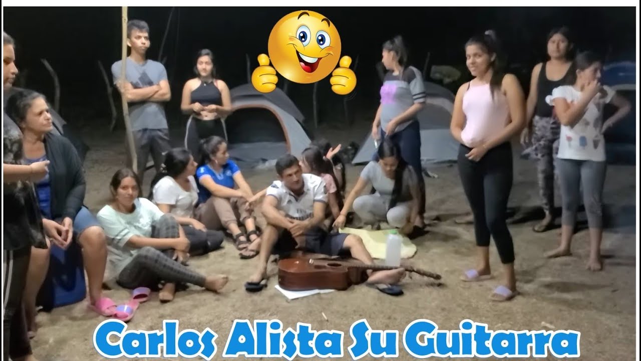 -Después De Las Historias De Miedo, Carlos Alista Su Guitarra Para Echarnos Unas Hermosas Canciones-