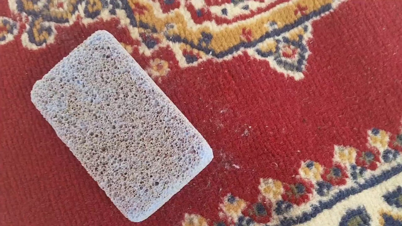 أحسن طريقة لإزالة الخملة و الشعر من الزرابي بحجر الأقدام . تنظيف الزرابي بأداة موجودة فكل بيت مغربي