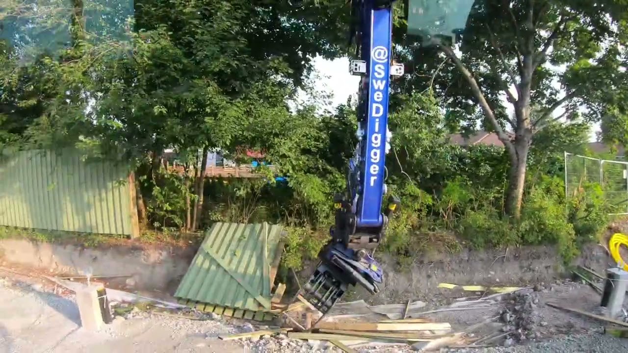 En dag på jobbet där jag river ett staket