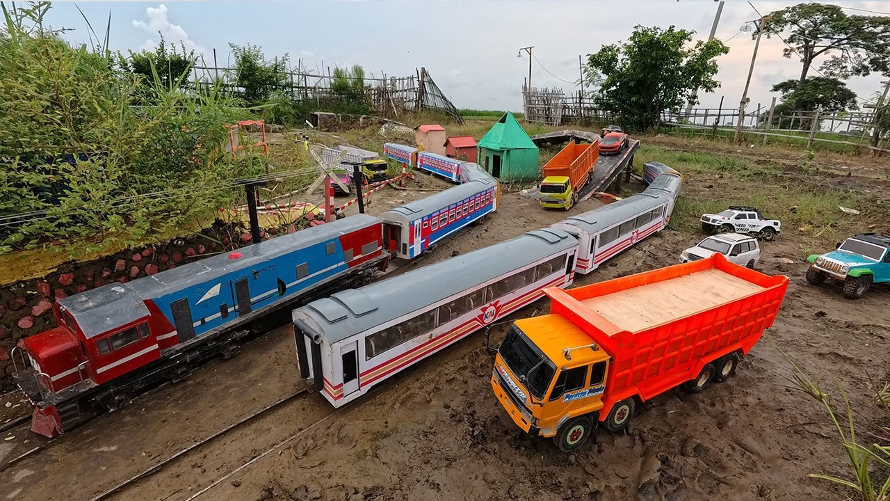 Hampir Nabrak Truk Oleng di Palang Pintu Kereta Api Panjang Lokomotif cc201 RC Narik Gerbong Cargo