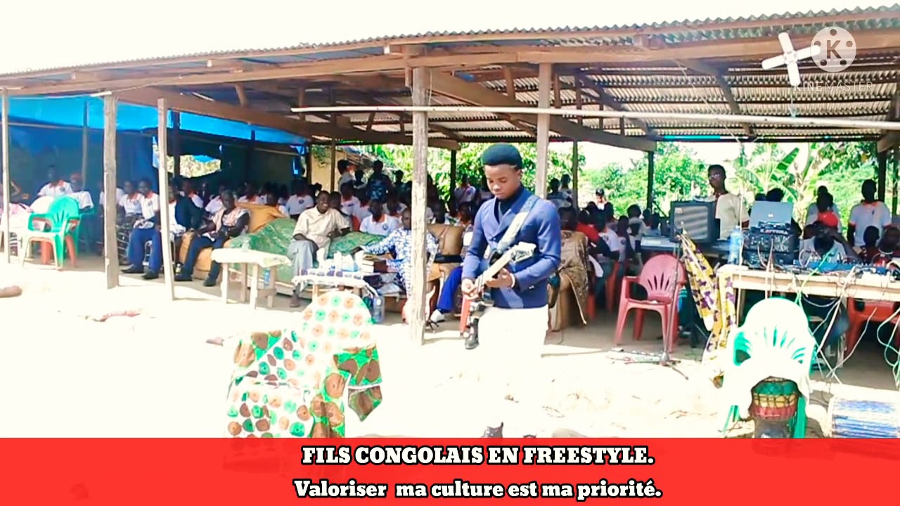 FILS CONGOLAIS À LA PÊCHE AVEC SA GUITARE.