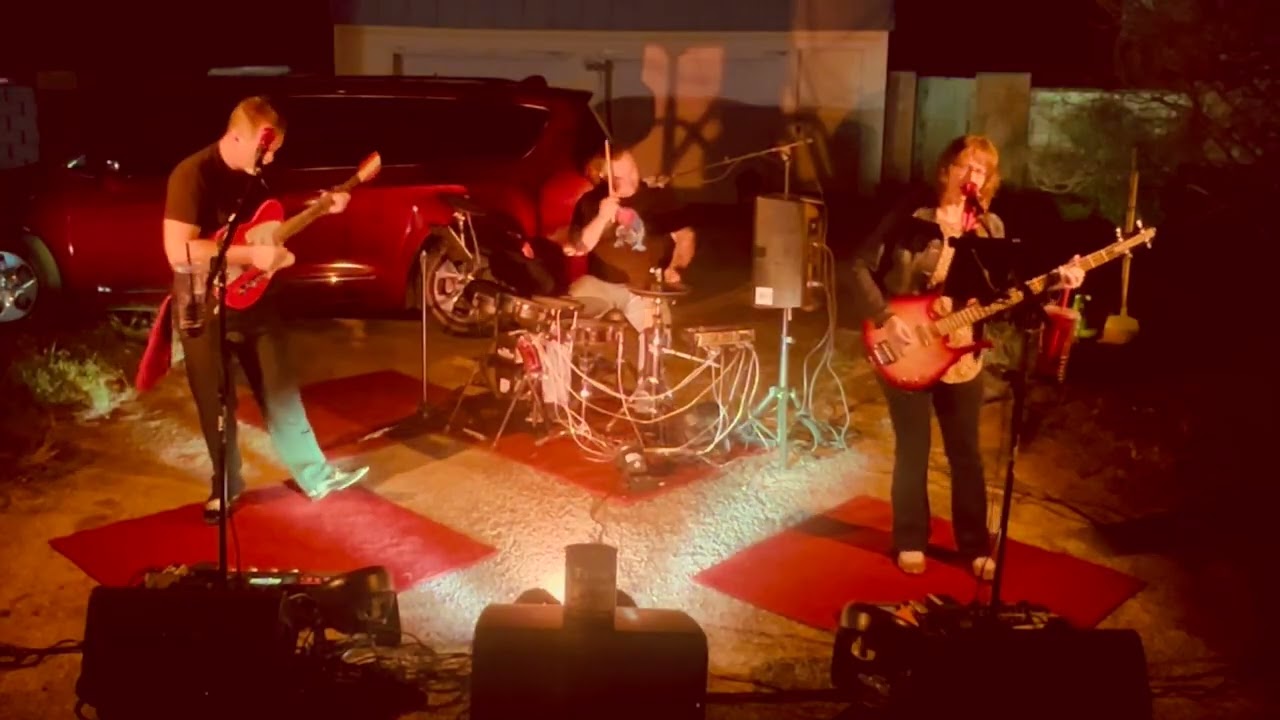 'Wait It Out' by The Staylyns, Live on The Kraft House Driveway - 12.27.2025