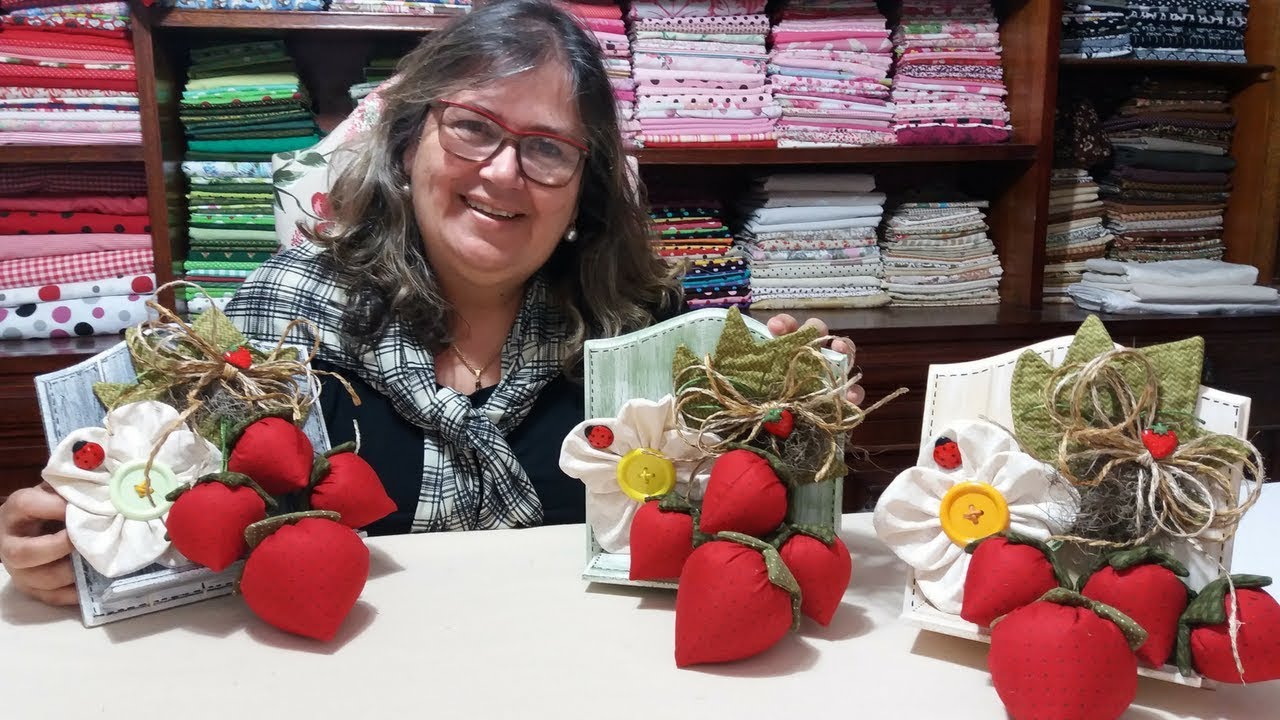 Como Fazer um Enfeite de Parede com Morangos de Tecido