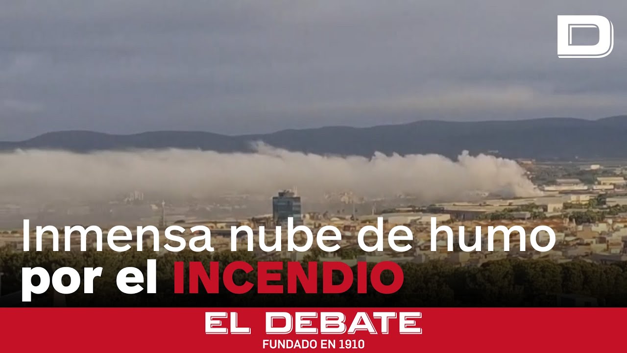 La inmensa nube de humo que cubre Villanueva y Geltrú tras el incendio en la fábrica de químicos