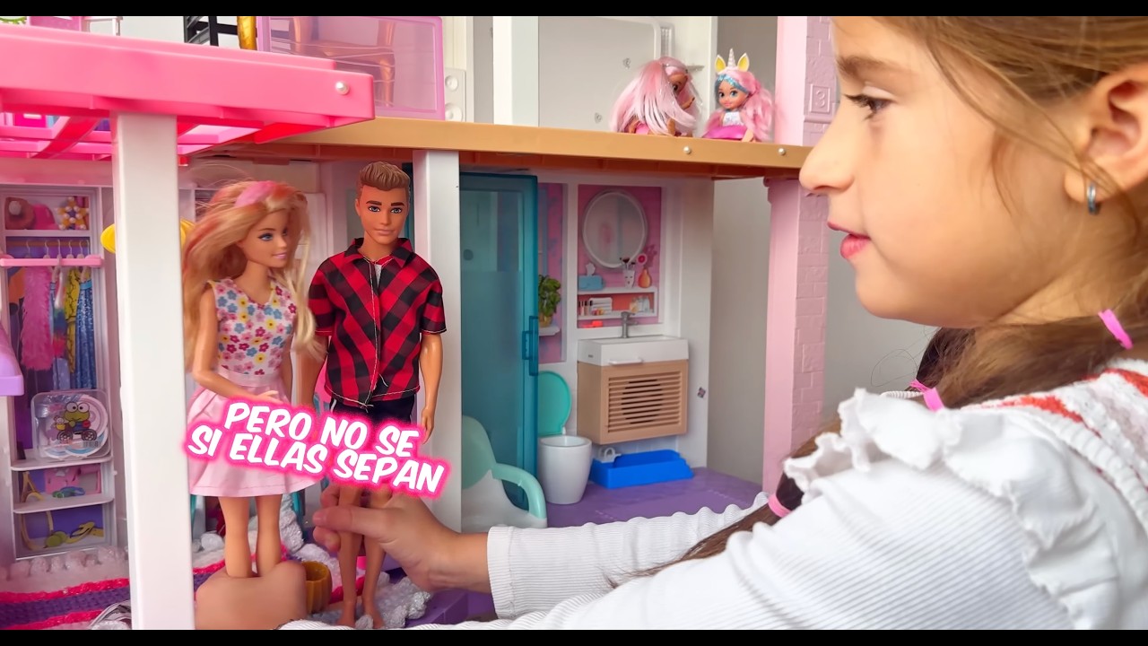 Saritah Bebe Juega con sus Muñecas