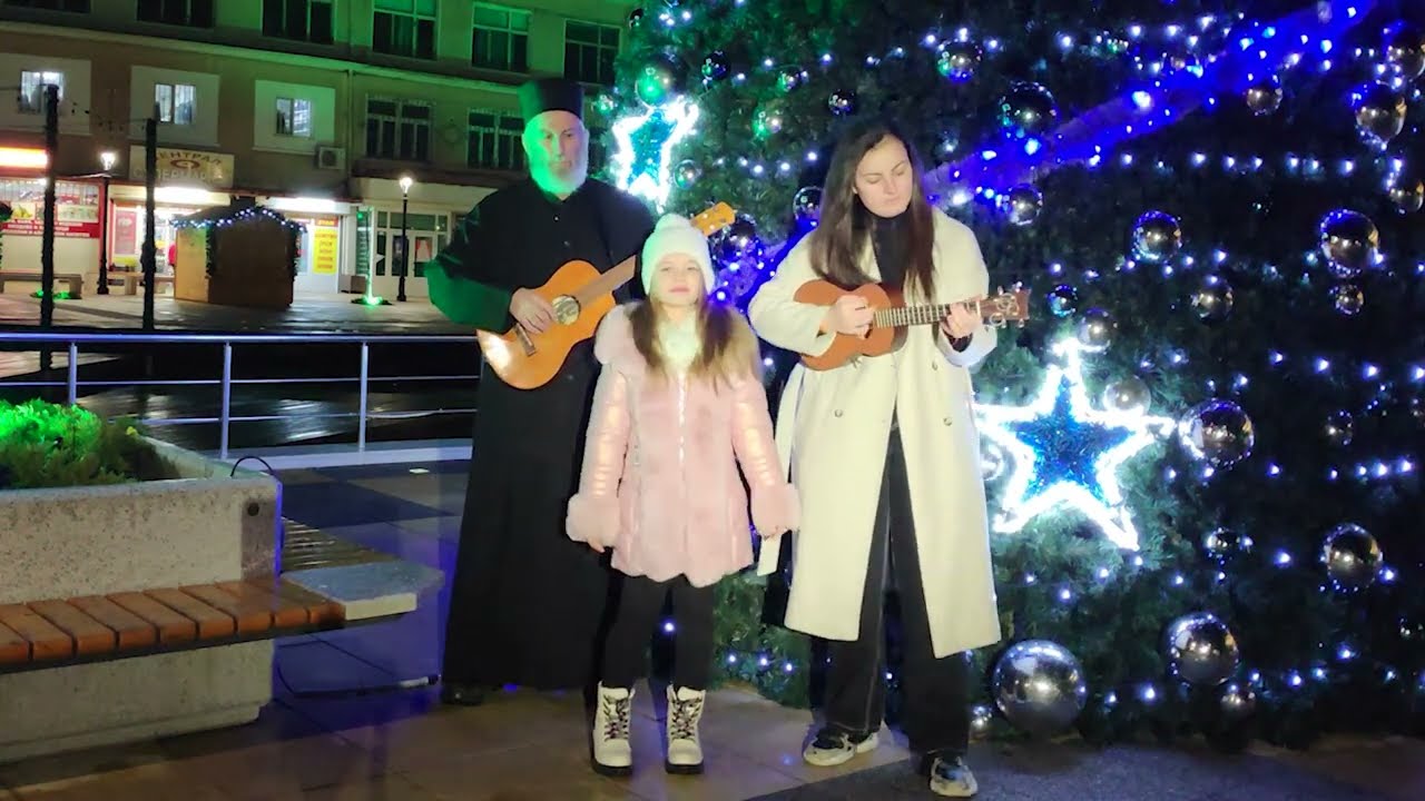 Feliz Navidad //Uke cover// from Karolina, Elena and father Yordan