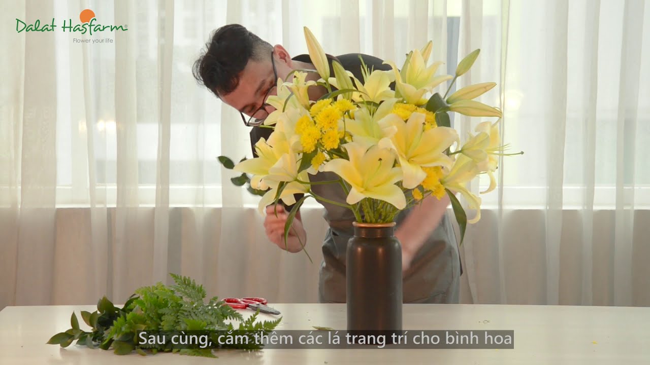 Cắm hoa ly vàng ngày Tết