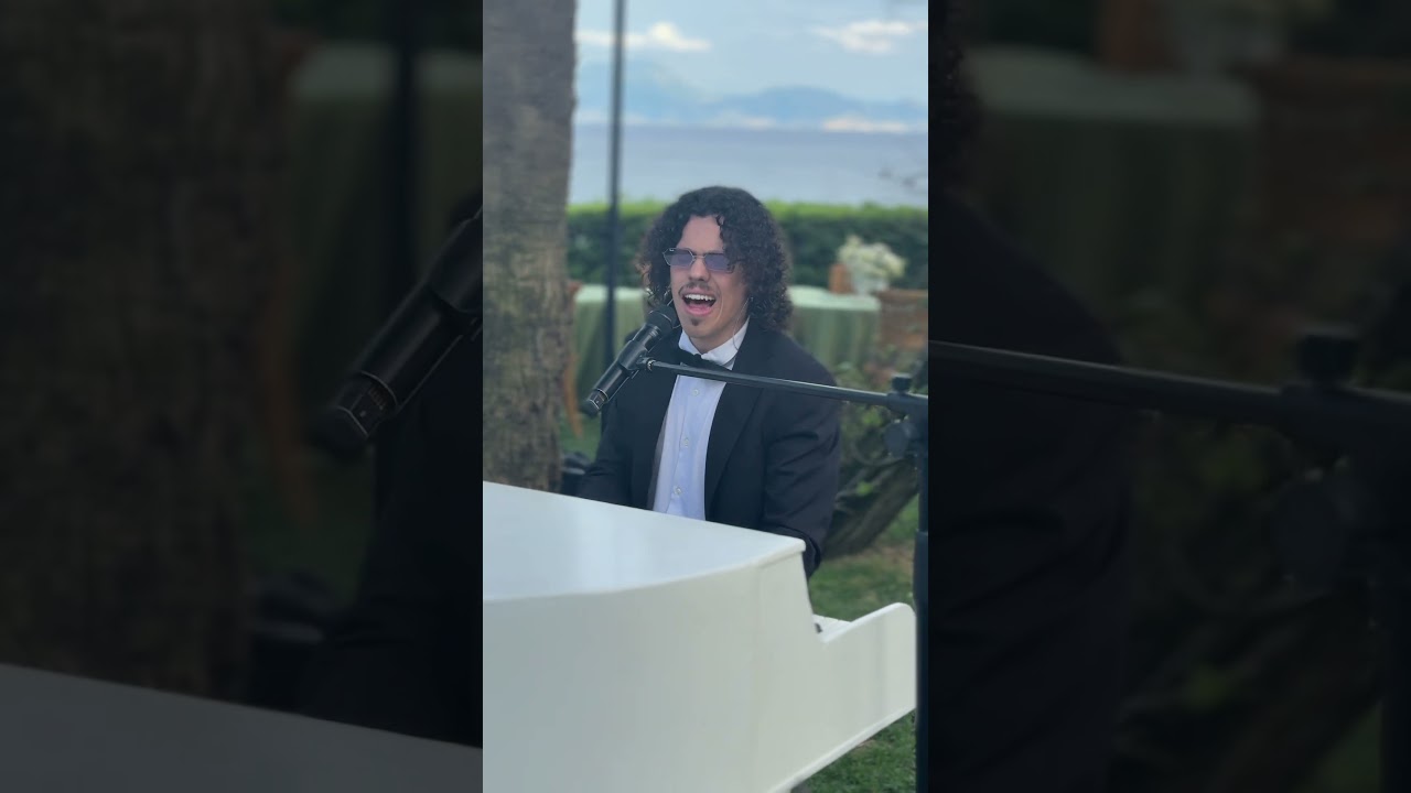 Piano and voice for an intimate atmosphere
