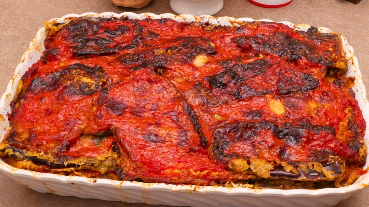 PARMIGIANA DI MELANZANE CON LE MELANZANE PASSATE NELLA FARINA E NELLE UOVA