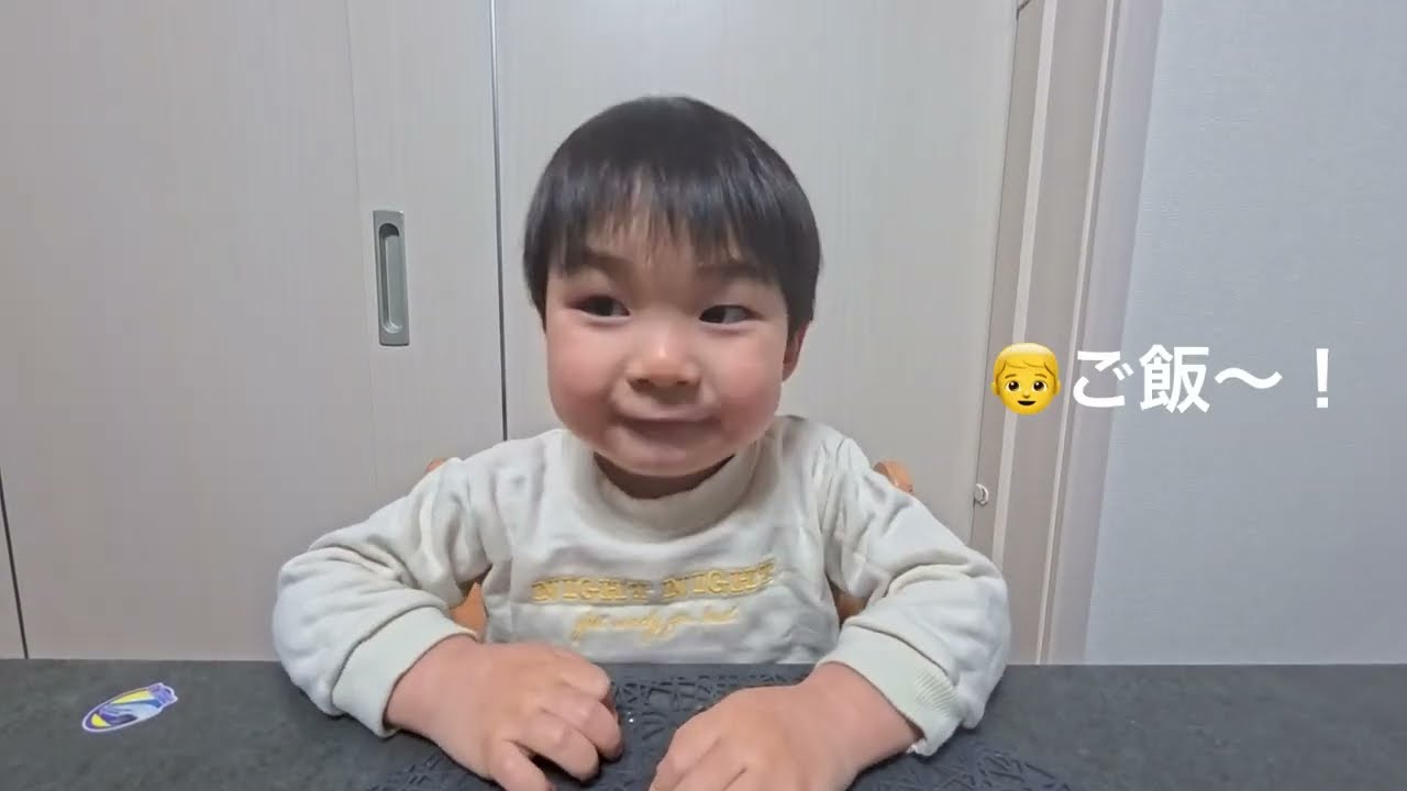 ナイフフォークでハンバーグを食べる3歳4ヶ月boy👦🥣