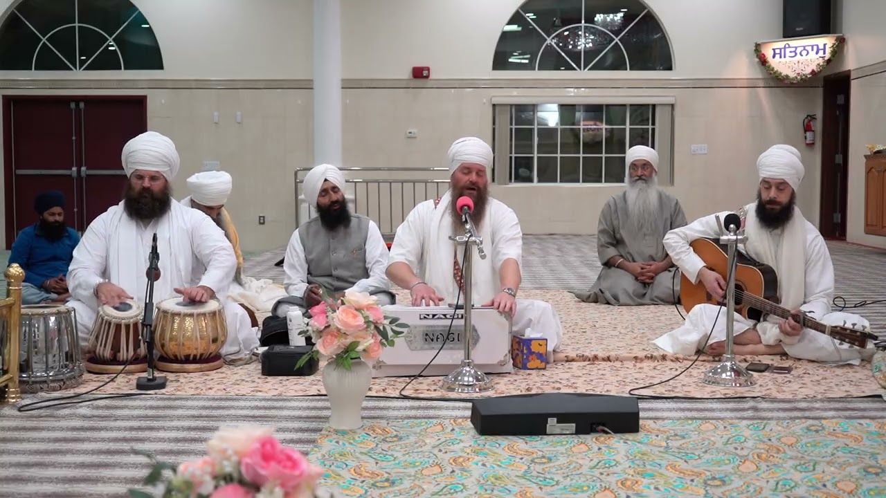 ਅਉਖੀ ਘੜੀ ਨ ਦੇਖਣ ਦੇਈ ਅਪਨਾ ਬਿਰਦੁ ਸਮਾਲੇ ॥
