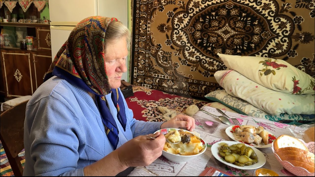 Grandma's peaceful morning in the Carpathians: Traditions and naturalness 🌄