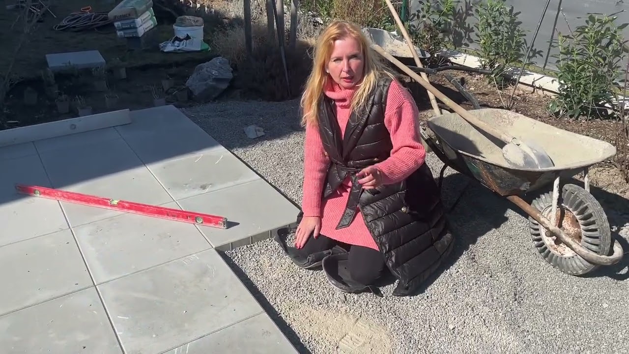 Jak pokl&aacute;dat betonovou dlažbu