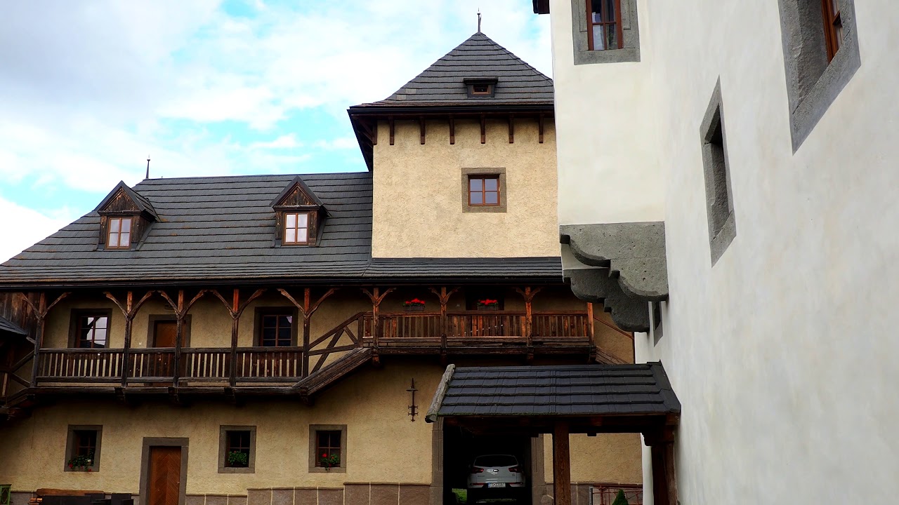 Hronsek - Gotick&yacute; vodn&yacute; hrad 2020