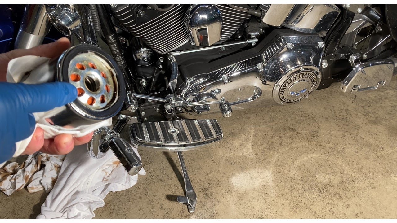 Замена масла и фильтра на Harley Davidson. Heritage Softail 2006 года.