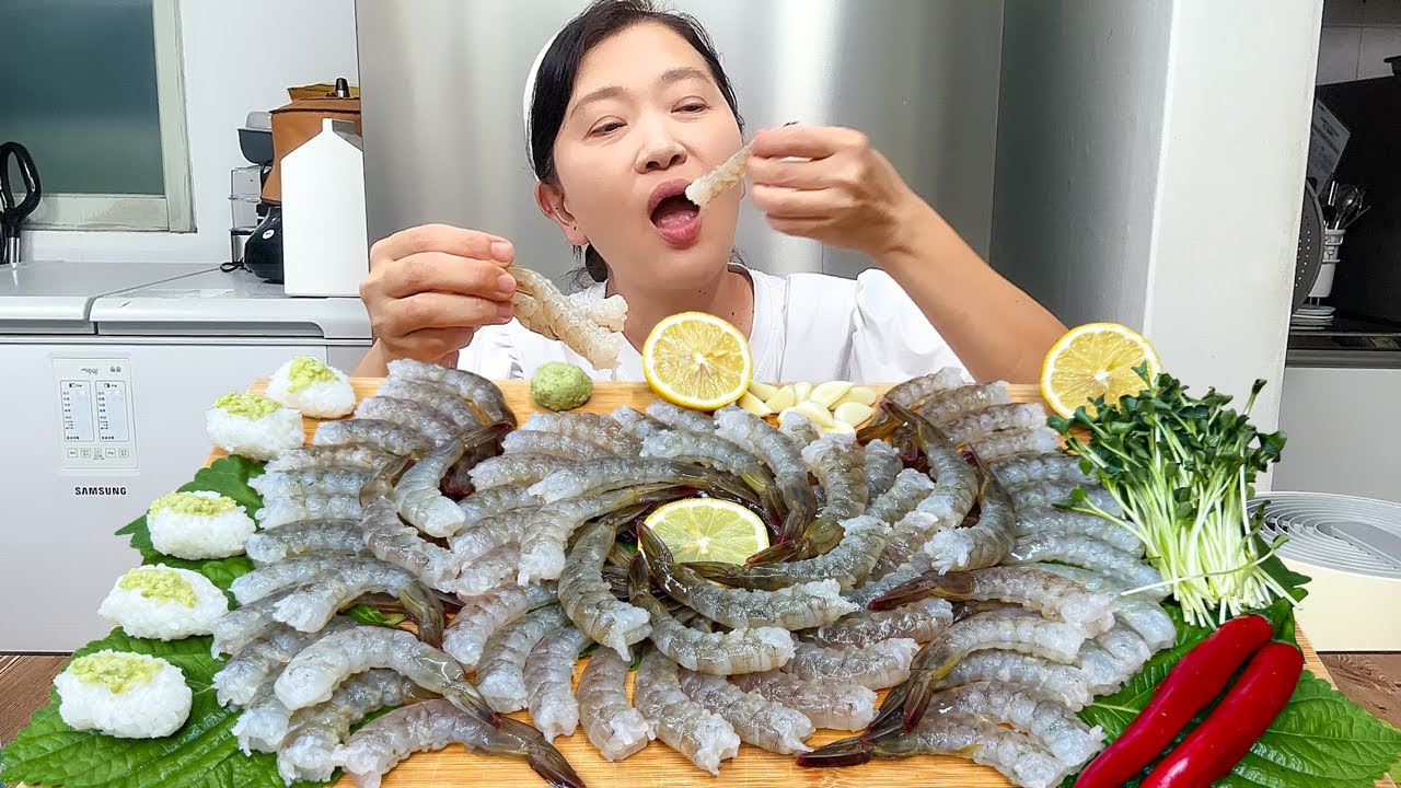 Сладкие сырые креветки наполняют мой рот 🦐 Веселое шоу по поеданию сырых креветок 😄