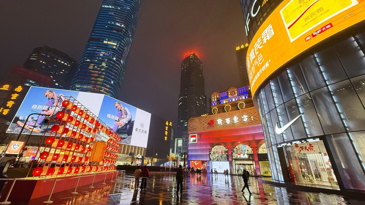 Cyberpunk City in the Light Rain 🌃 Wet Streets & Neon Lights | Nanjing Night Walk (4K HDR) ｜雨夜漫步新街口