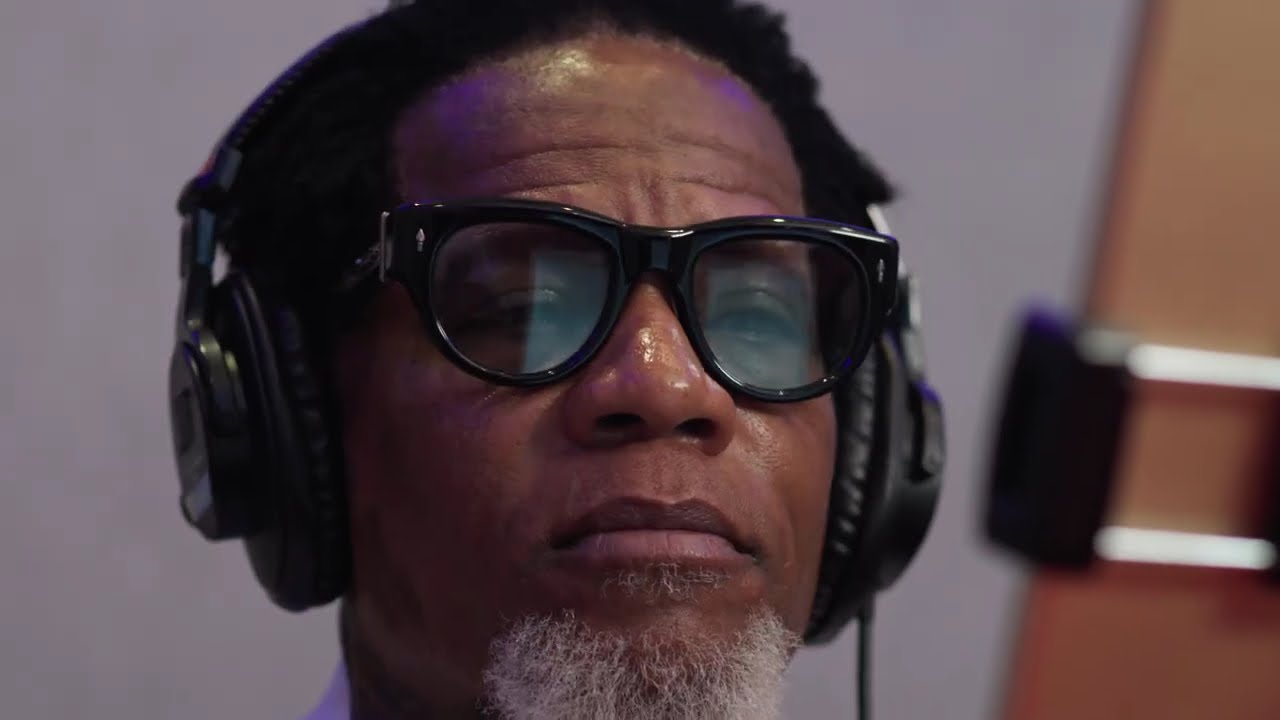 До славы. До комедии. До того, как мир узнал D.L. Hughley&hellip; Был Чарли.
