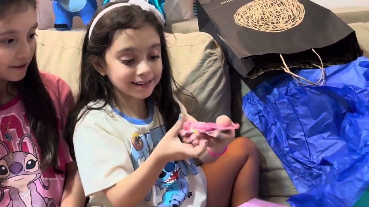 Abrindo os presentes de aniversário da Manu