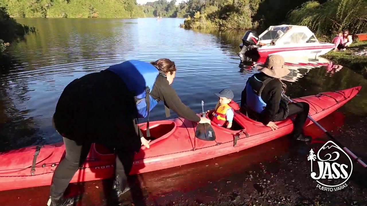 Cómo Sentar a un Niño en un Kayak de Mar