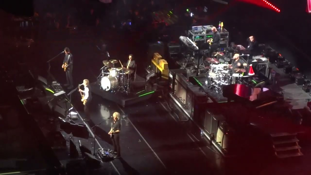 Paul McCartney & Ringo Starr: Sgt Pepper's Lonely Hearts Club Band, Helter Skelter (live at The O2)