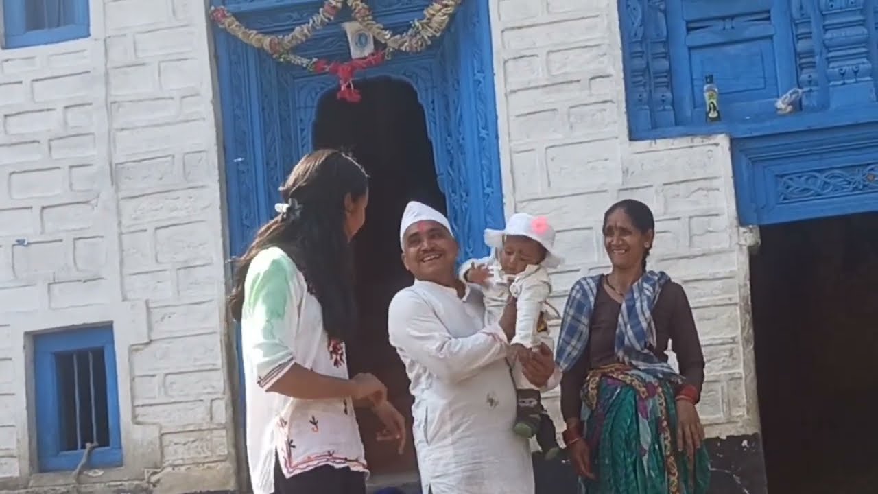आज  पूरे गाँव मै घूमी होली गुड़िया ने किस किस को भिगया