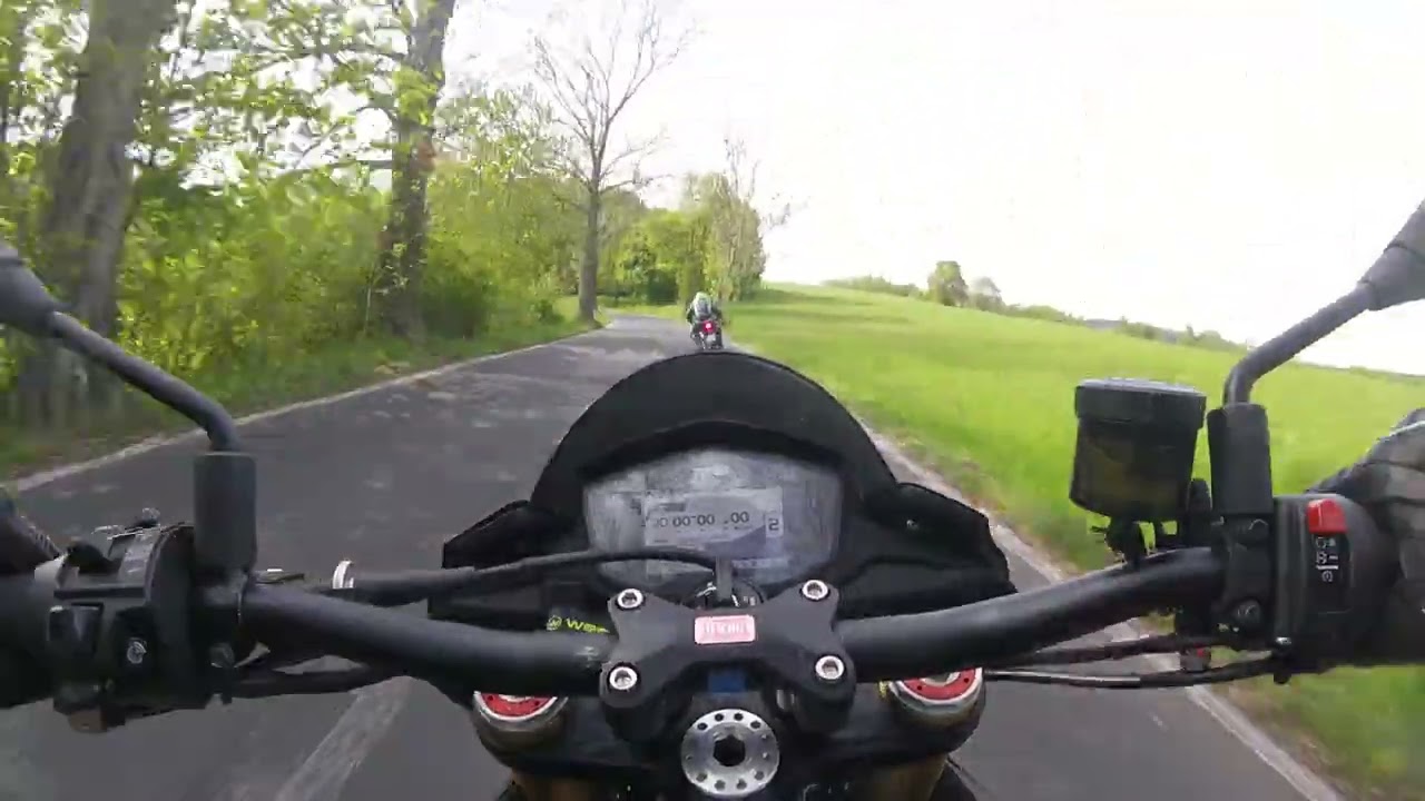 APRILIA Tuono V41100RR Triumph street triple RS