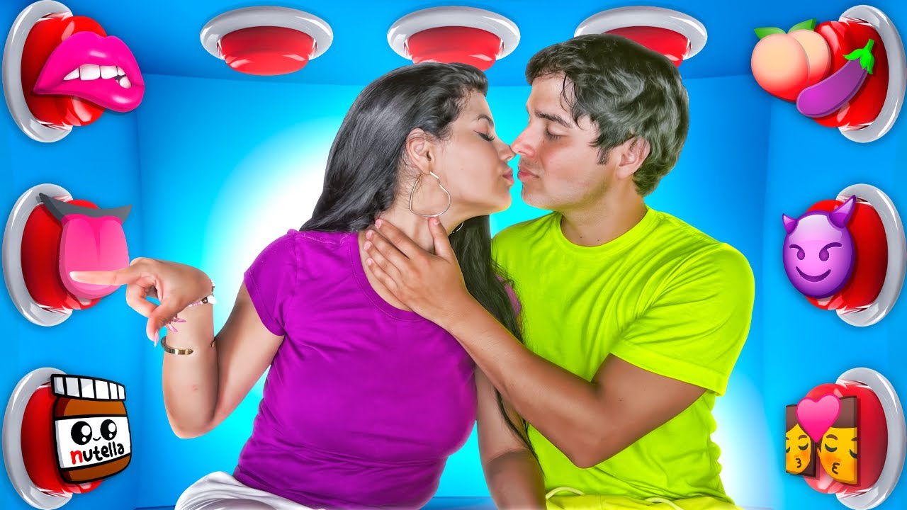 100 BOTONES MISTERIOSOS de BESOS con MI NOVIA !!