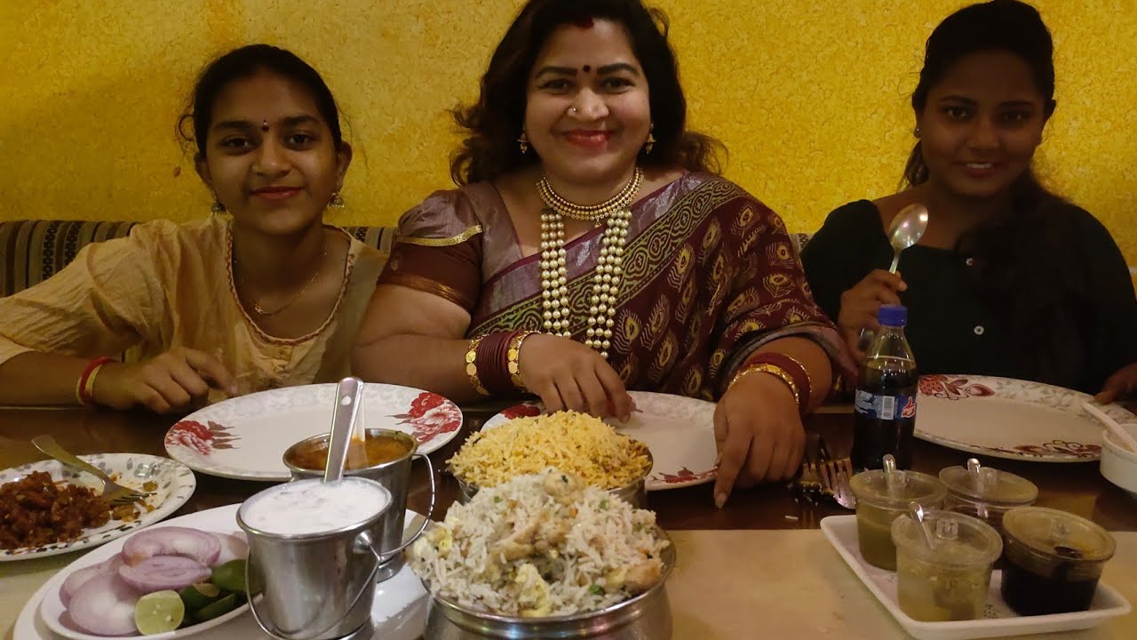 Maa pillalu mother's day ki restaurant lo party echaru