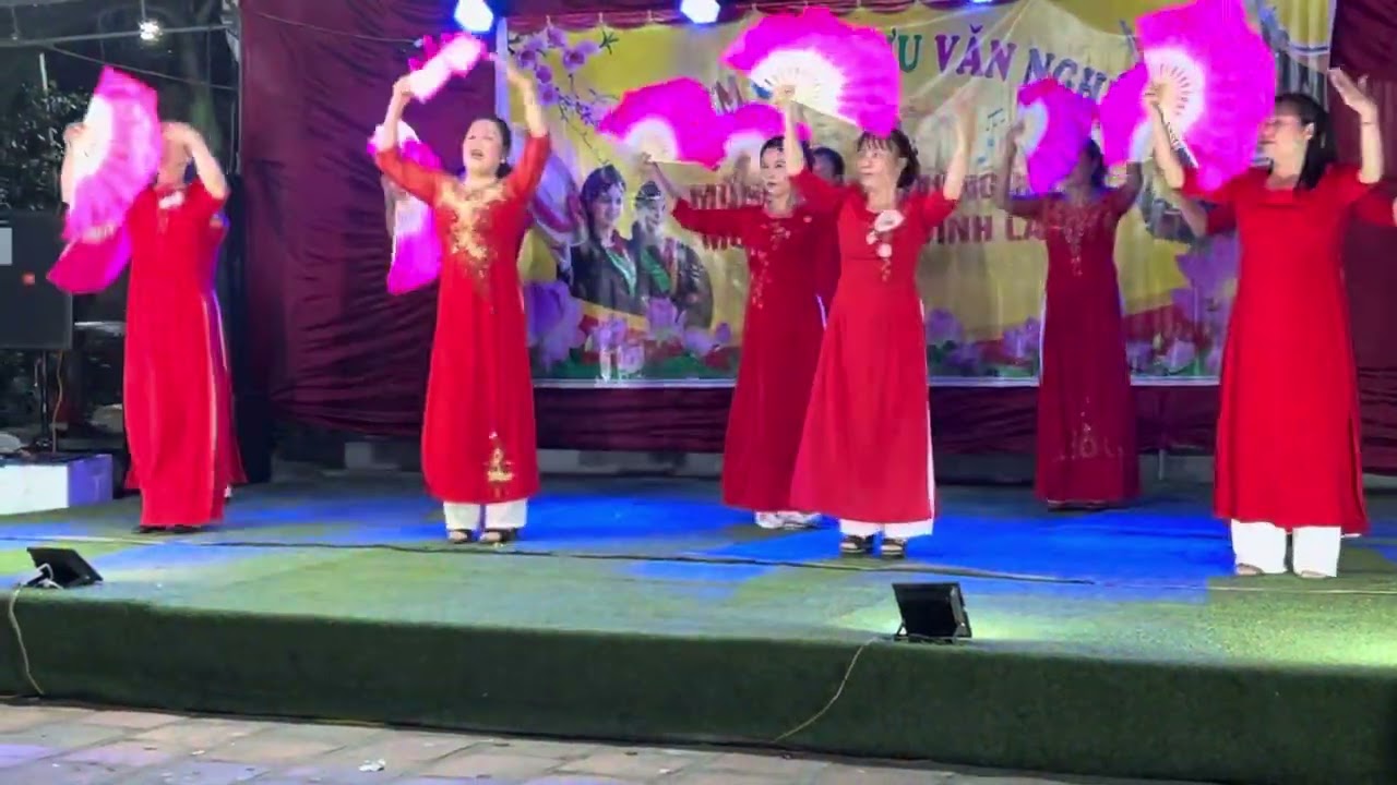 Về hội làng xóm chùa 