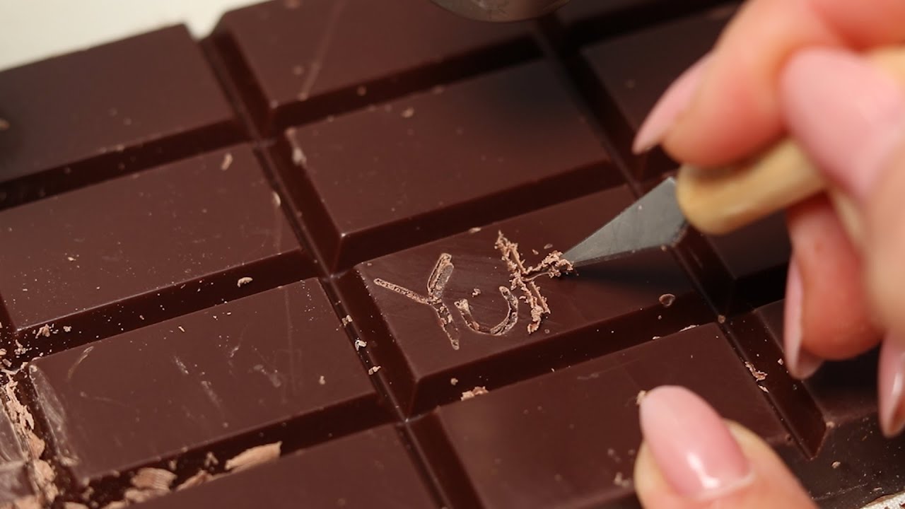 АСМР Вырезала ваши имена на шоколаде 🍫