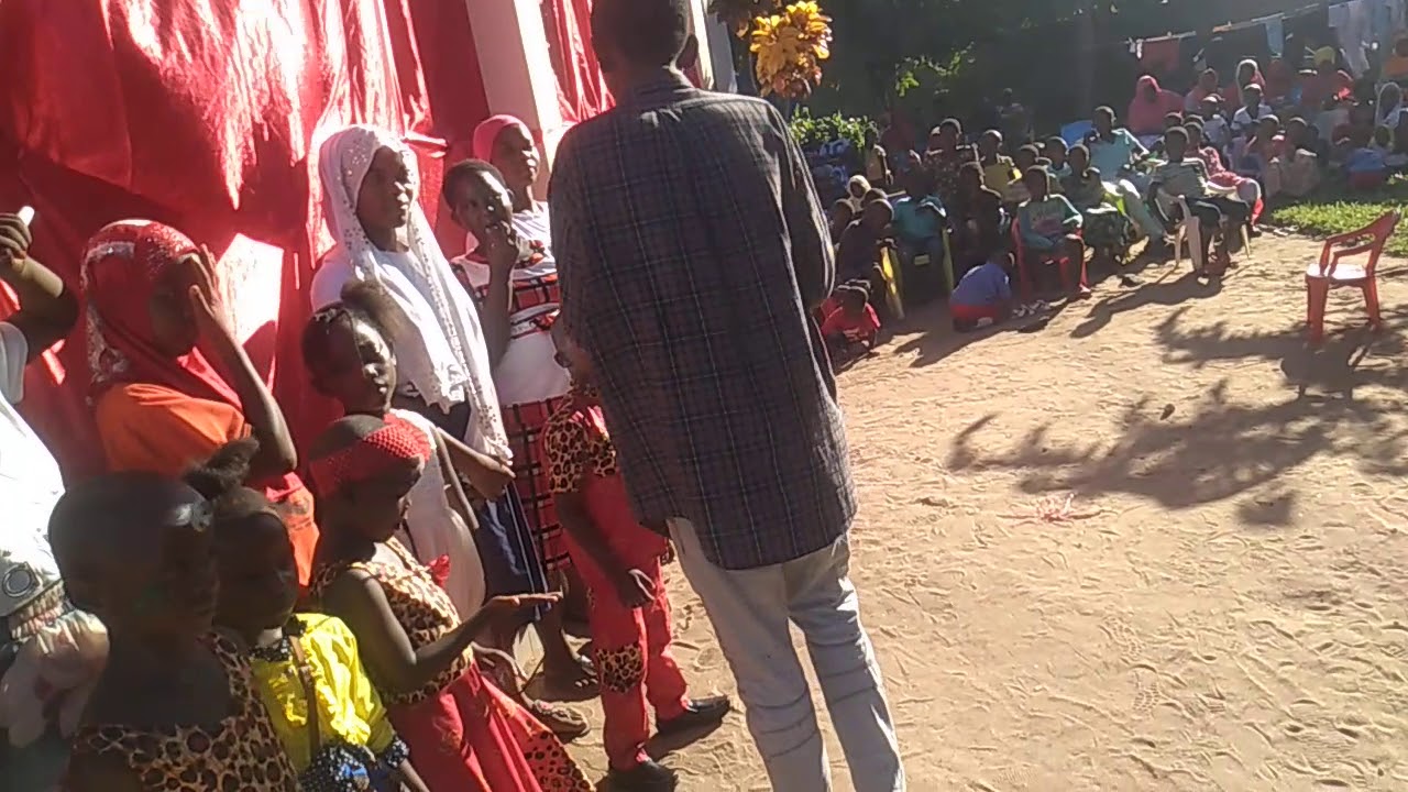 Tizama Juu ya stage KING WIZY FT UMBER RUTY ndani ya show ya EFM maeneo ya KIGAMBONI dar