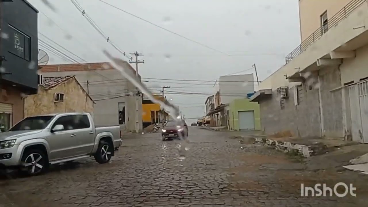 NÃO SAI DO VÍDEO NÃO, DO MEIO POR FIM MOSTRANDO A CIDADE NA CHUVA.