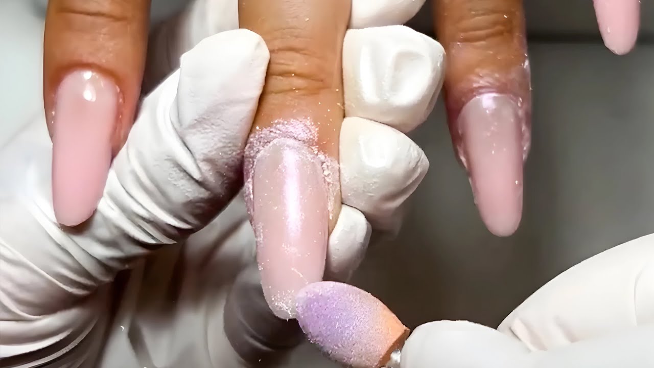 ASMR Manicure: Il Suono Rilassante della Cura delle Unghie