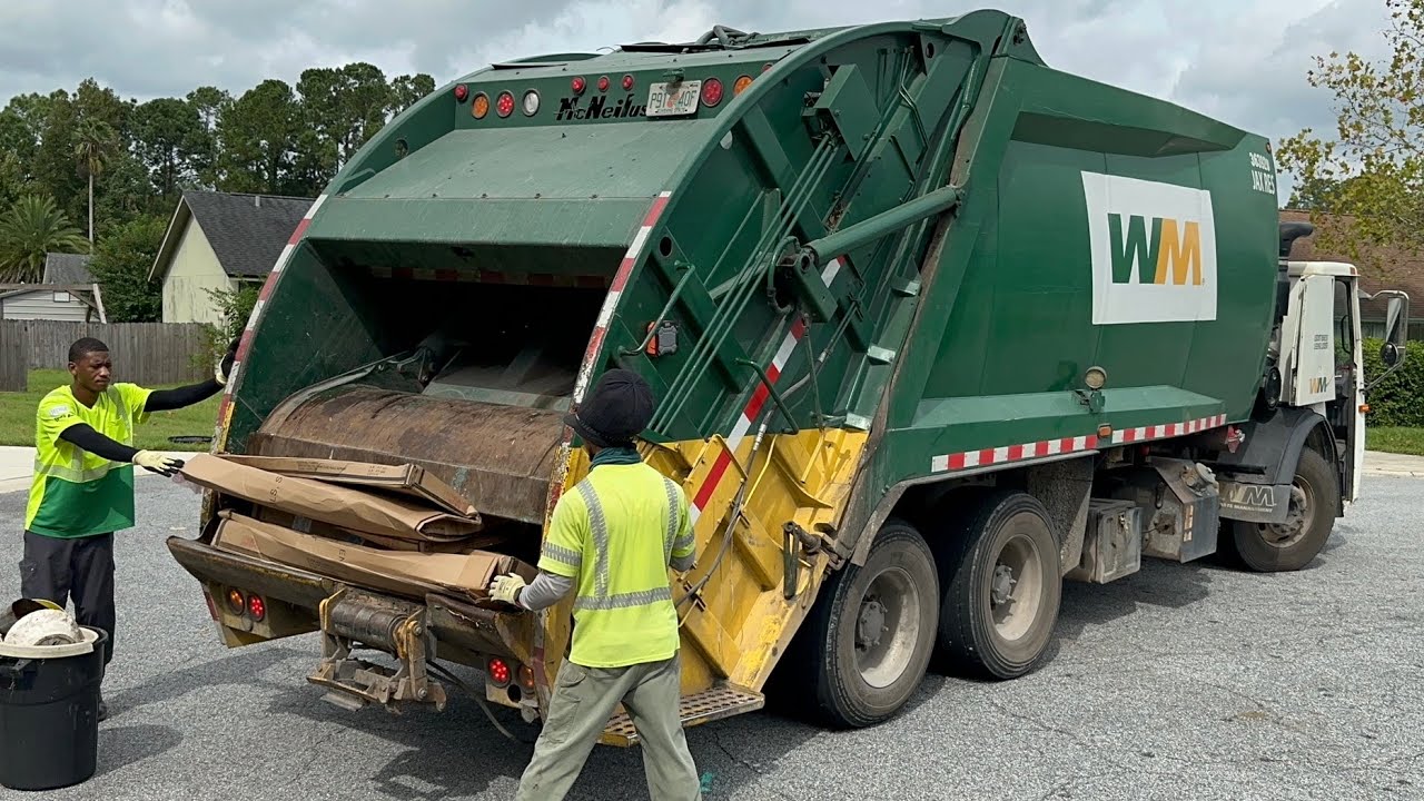 WM Mack LEU McNeilus Rear Loader Garbage Truck Packing Out SUPER FULL