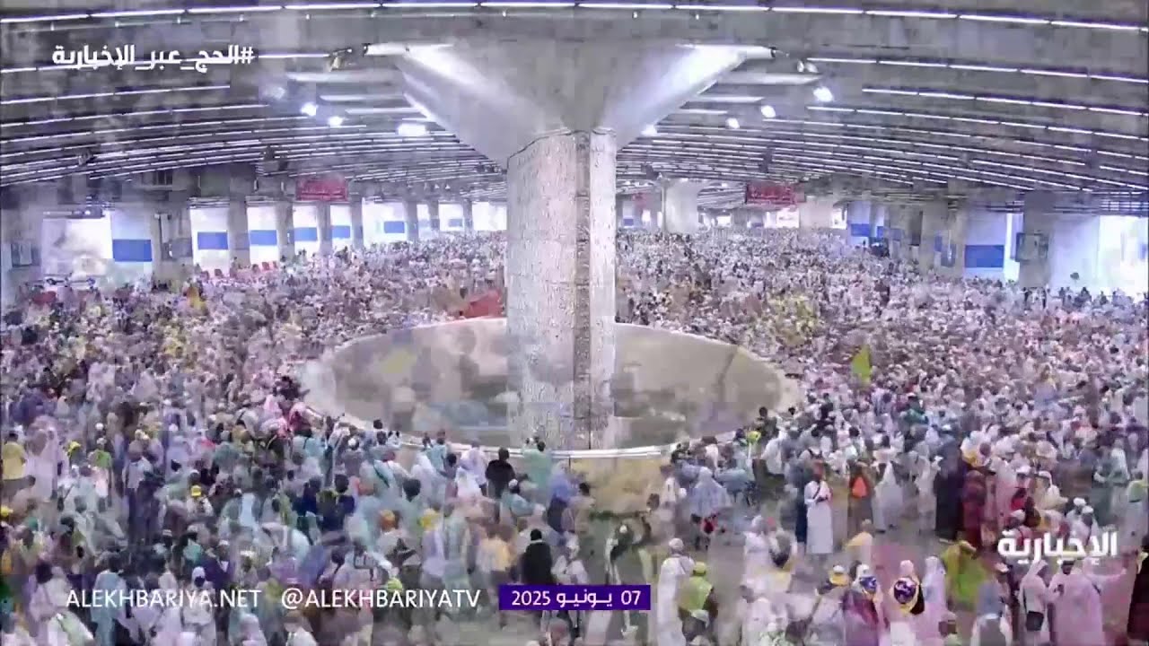 الحجاج يرمون الجمرات الثلاث في أول أيام التشريق