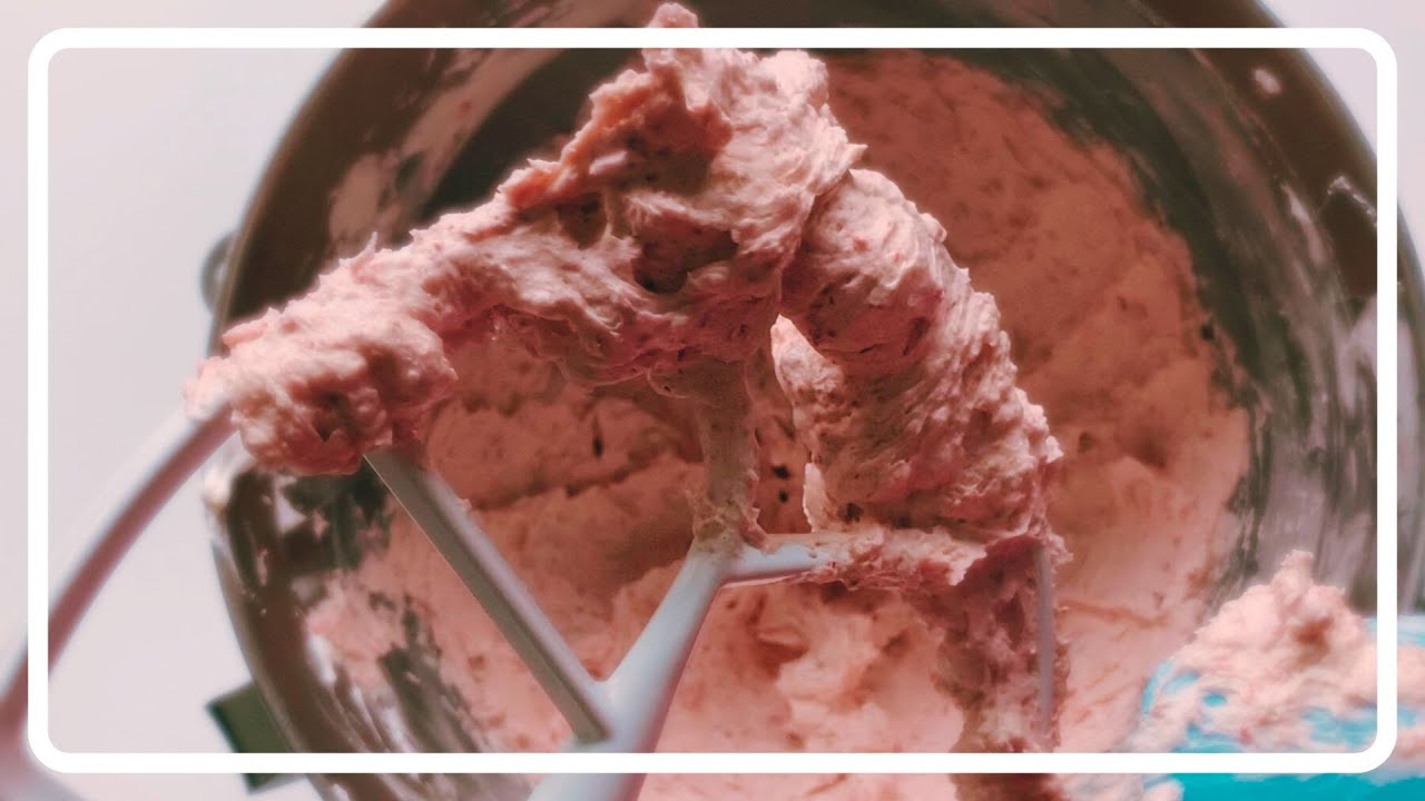 The BEST Strawberry Buttercream Recipe 🍓