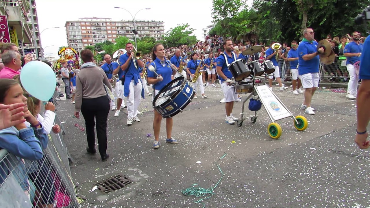 PEÑA LOS ROCIEROS de SANTOÑA en LA BATALLA DE FLORES DE LAREDO 2018  . 24 08 2018 . MVI 9243