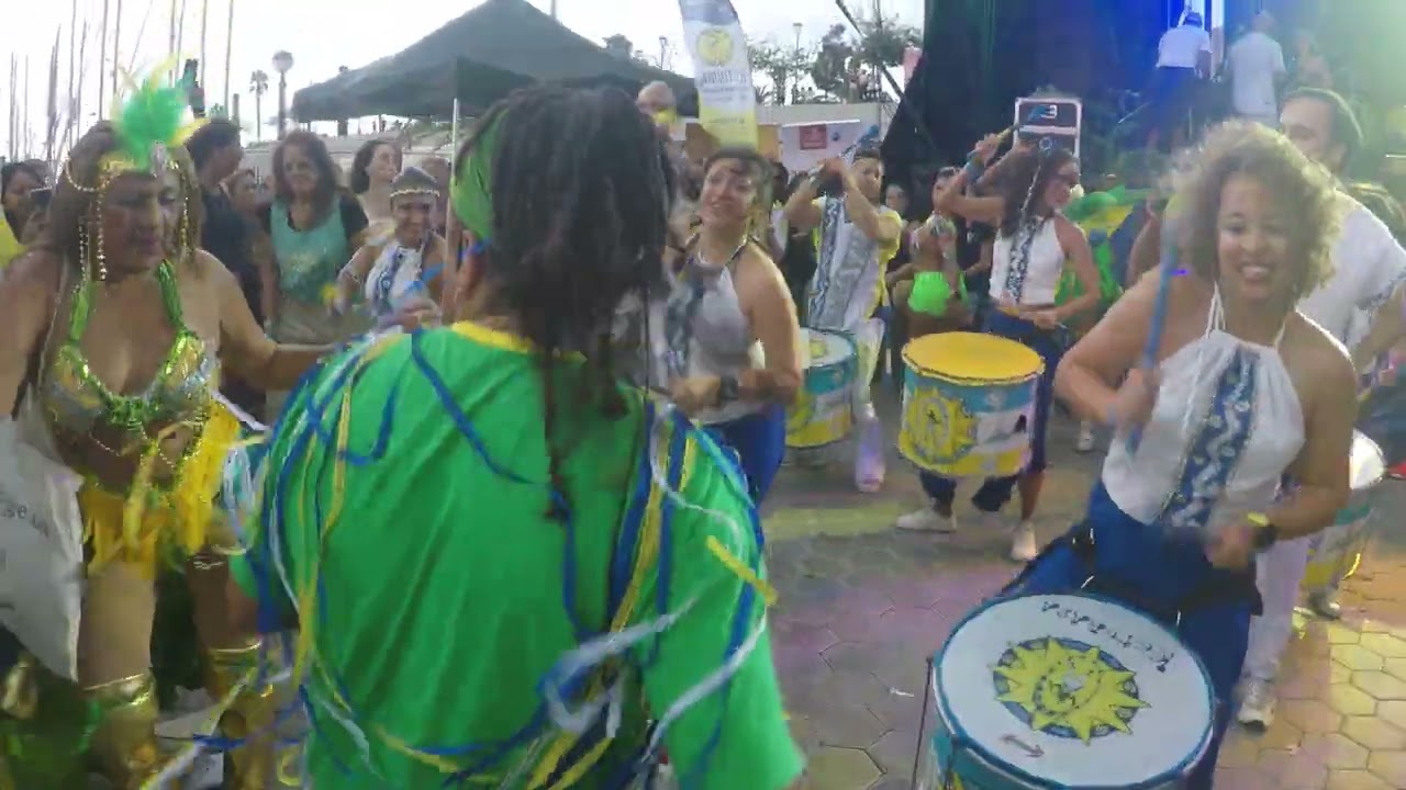 #ketubara Batucada en el D&iacute;a de Brasil - P&uacute;blico de fiesta en Barcelona