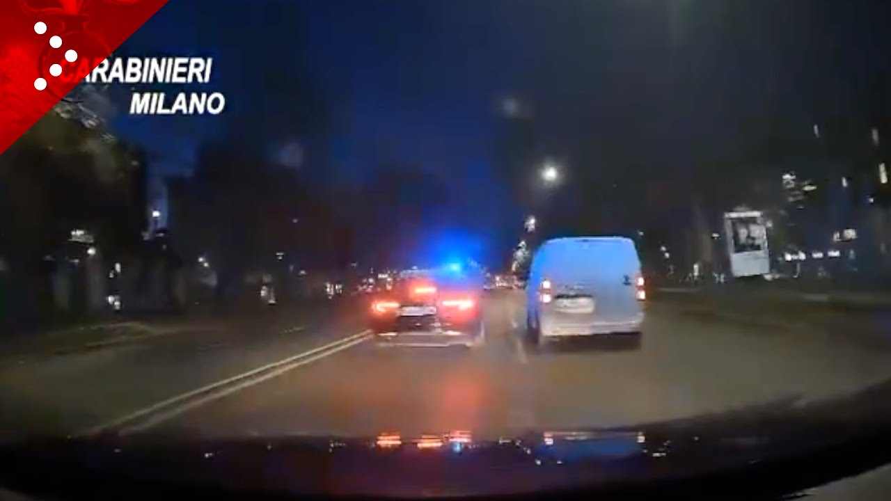 Milano, ruba furgone: l'inseguimento dei carabinieri nelle immagini in presa diretta