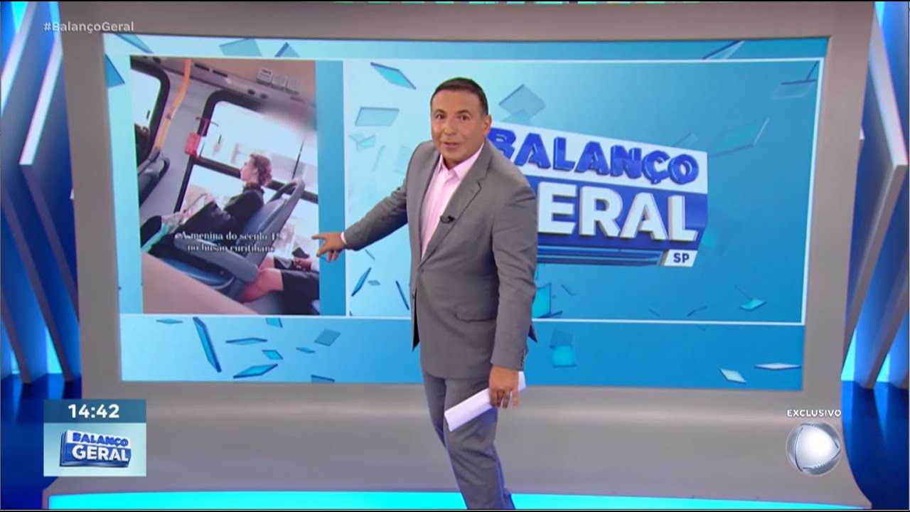 Jovem com roupas do século 19 é flagrada em ônibus. Quem é ela?