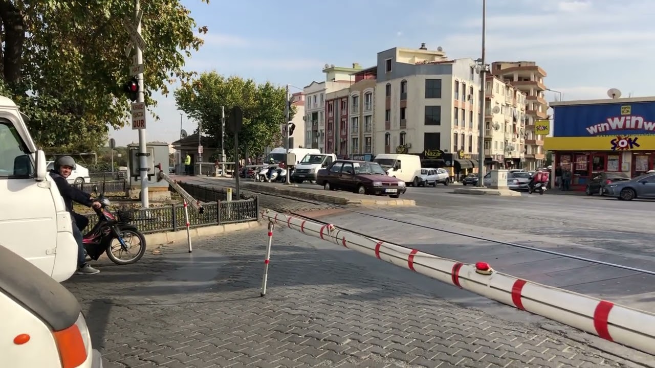 DENİZLİ-İZMİR TRENİ SOĞUKKUYU BARİYERLERİNDEN GEÇİŞ…