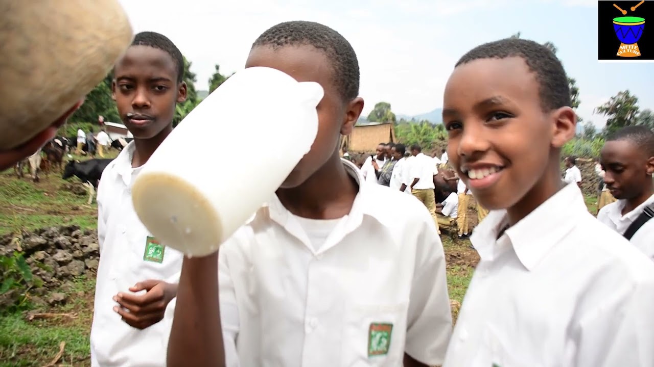 MFITE CULTURE tours the LDK students to learn Rwanda's culture in the making.