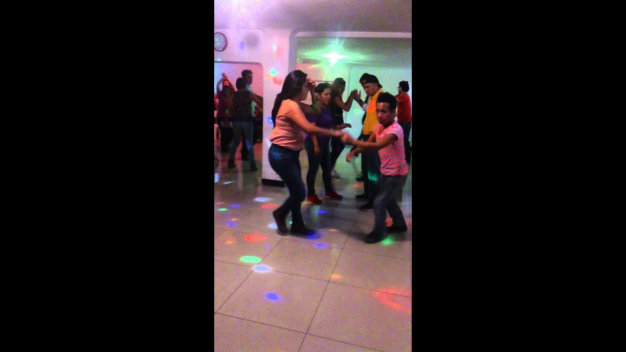 Bailando cumbia sonidera