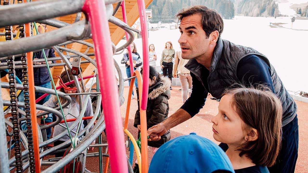 Roger Federer macht Kinder froh