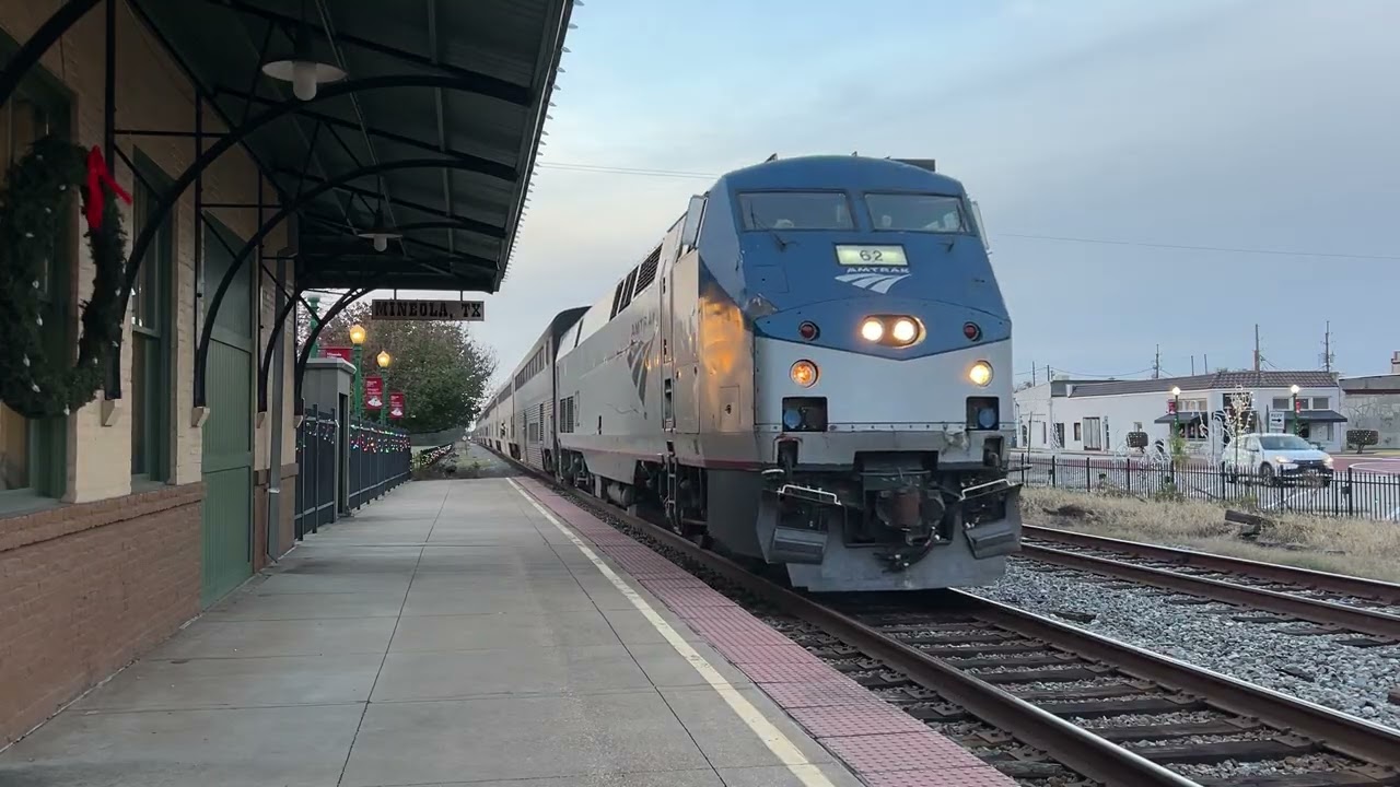 Amtrak Texas Eagle 22 coming in and heading out