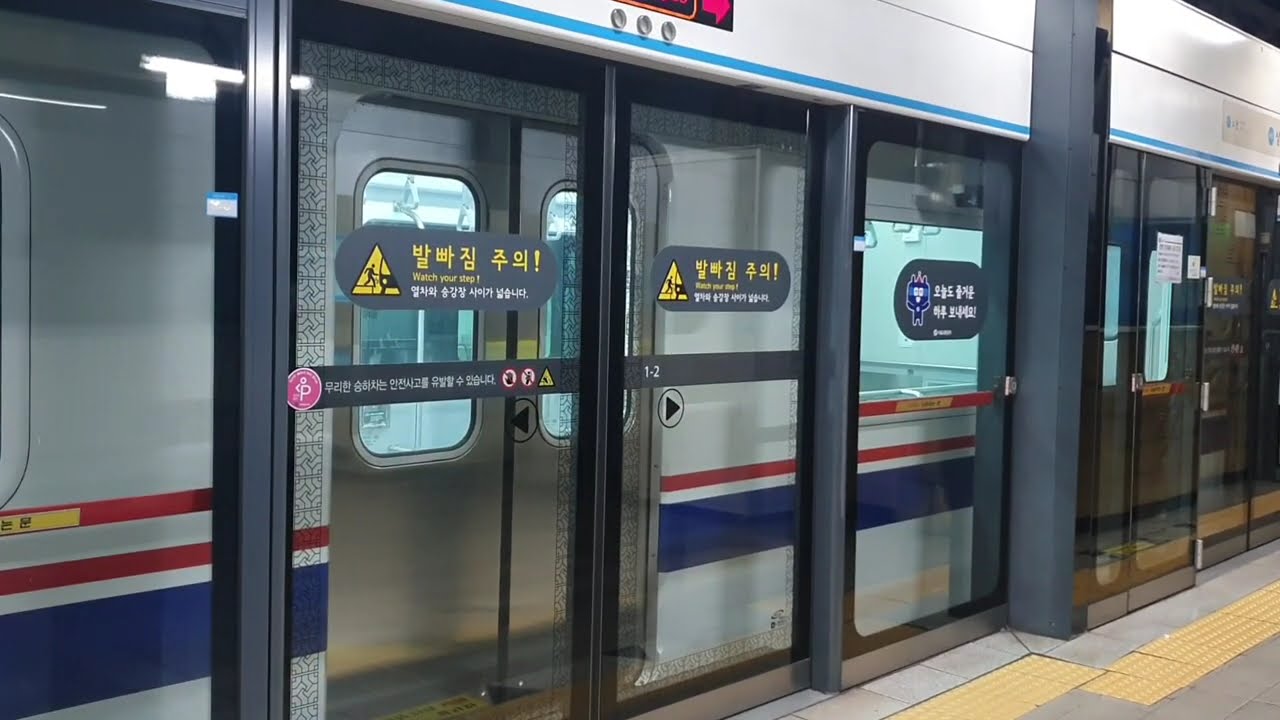 서울지하철 4호선 상계역 주말 저녁시간 7시반~8시반 사이 시간대의 전동차/Seoul LIne4 Sanggye Stn.