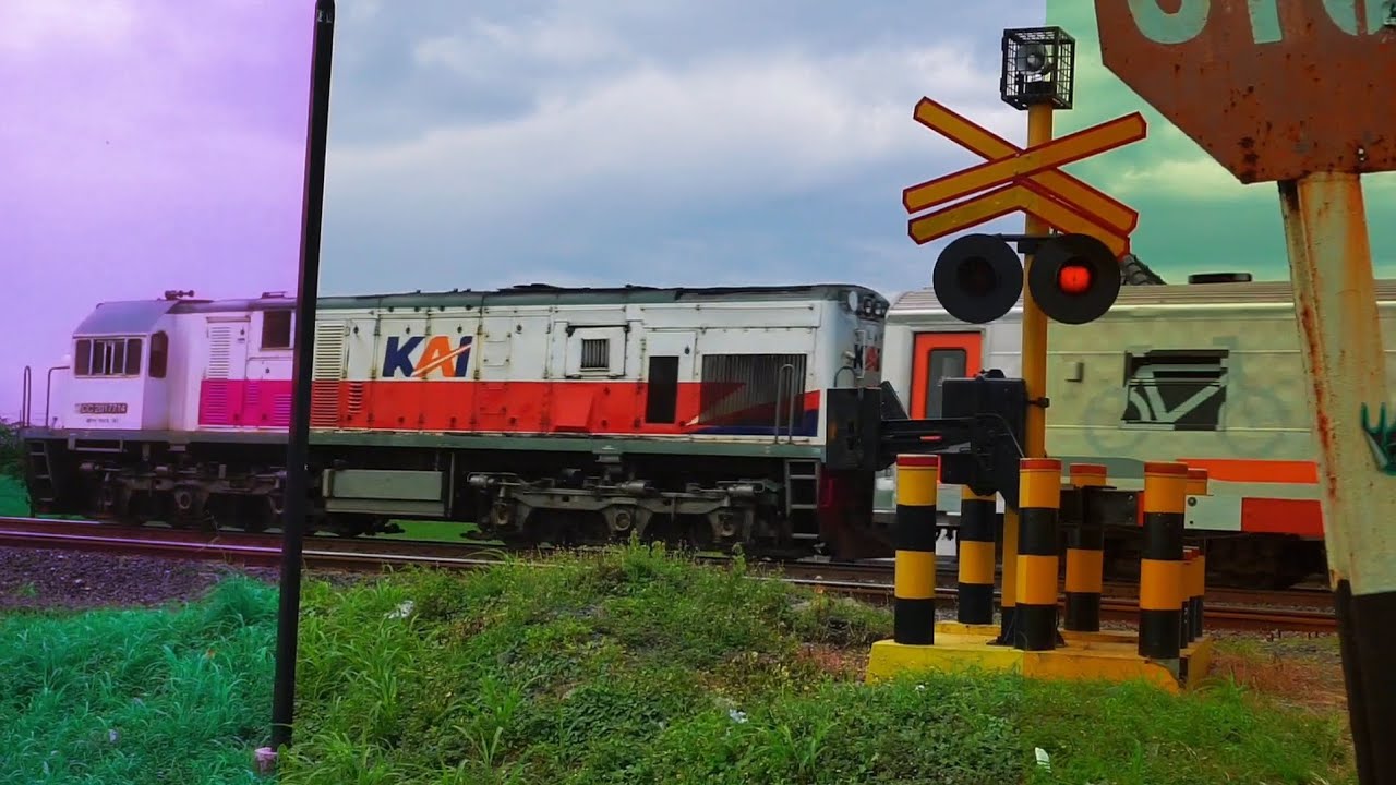 Kereta Api Indonesia Main Warna ‼️ Railroad Crossing Indonesia || Perlintasan Kereta Api Indonesia